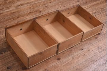 アンティーク家具　イギリスアンティーク　オーク・メープル材　クラシカルな佇まいのキャビネット(収納棚、戸棚)