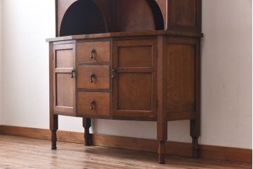 アンティーク家具　イギリスアンティーク　オーク・メープル材　クラシカルな佇まいのキャビネット(収納棚、戸棚)