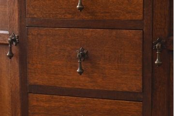 アンティーク家具　イギリスアンティーク　オーク・メープル材　クラシカルな佇まいのキャビネット(収納棚、戸棚)