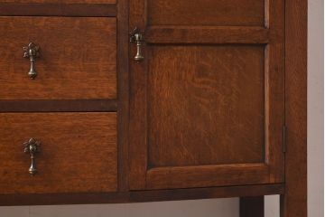 アンティーク家具　イギリスアンティーク　オーク・メープル材　クラシカルな佇まいのキャビネット(収納棚、戸棚)