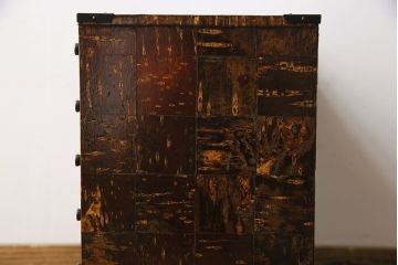 中古　伝統工芸　樺細工(桜皮細工)　マス目のデザインが粋な小箪笥(薬箪笥、小物収納、引き出し)(定価約20万円)