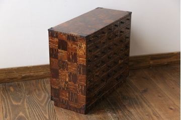 中古　伝統工芸　樺細工(桜皮細工)　マス目のデザインが粋な小箪笥(薬箪笥、小物収納、引き出し)(定価約20万円)