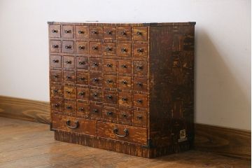 中古　伝統工芸　樺細工(桜皮細工)　マス目のデザインが粋な小箪笥(薬箪笥、小物収納、引き出し)(定価約20万円)