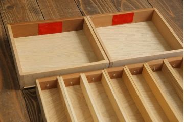 中古　伝統工芸　樺細工(桜皮細工)　マス目のデザインが粋な小箪笥(薬箪笥、小物収納、引き出し)(定価約20万円)