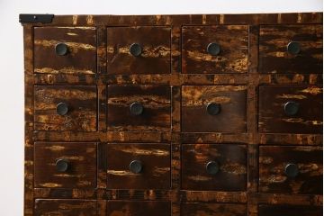 中古　伝統工芸　樺細工(桜皮細工)　マス目のデザインが粋な小箪笥(薬箪笥、小物収納、引き出し)(定価約20万円)