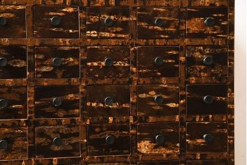 中古　伝統工芸　樺細工(桜皮細工)　マス目のデザインが粋な小箪笥(薬箪笥、小物収納、引き出し)(定価約20万円)