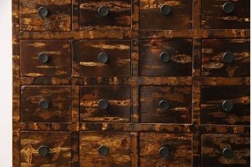 中古　伝統工芸　樺細工(桜皮細工)　マス目のデザインが粋な小箪笥(薬箪笥、小物収納、引き出し)(定価約20万円)