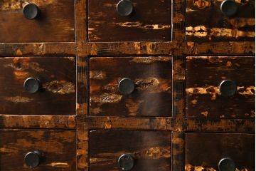 中古　伝統工芸　樺細工(桜皮細工)　マス目のデザインが粋な小箪笥(薬箪笥、小物収納、引き出し)(定価約20万円)