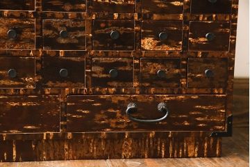 中古　伝統工芸　樺細工(桜皮細工)　マス目のデザインが粋な小箪笥(薬箪笥、小物収納、引き出し)(定価約20万円)