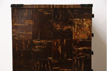 中古　伝統工芸　樺細工(桜皮細工)　マス目のデザインが粋な小箪笥(薬箪笥、小物収納、引き出し)(定価約20万円)