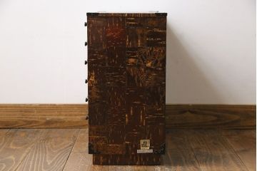 中古　伝統工芸　樺細工(桜皮細工)　マス目のデザインが粋な小箪笥(薬箪笥、小物収納、引き出し)(定価約20万円)