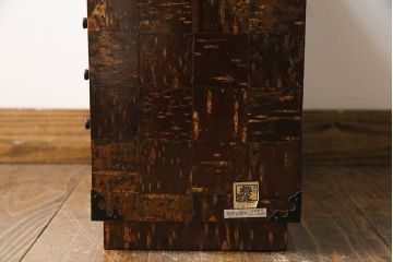 中古　伝統工芸　樺細工(桜皮細工)　マス目のデザインが粋な小箪笥(薬箪笥、小物収納、引き出し)(定価約20万円)