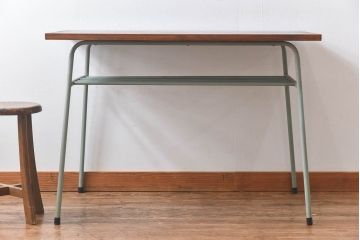 ペイント家具　ヒノキ材　ペイントカラーがおしゃれなリメイクの鉄脚テーブル(ダイニングテーブル、作業台、カフェテーブル)(2)