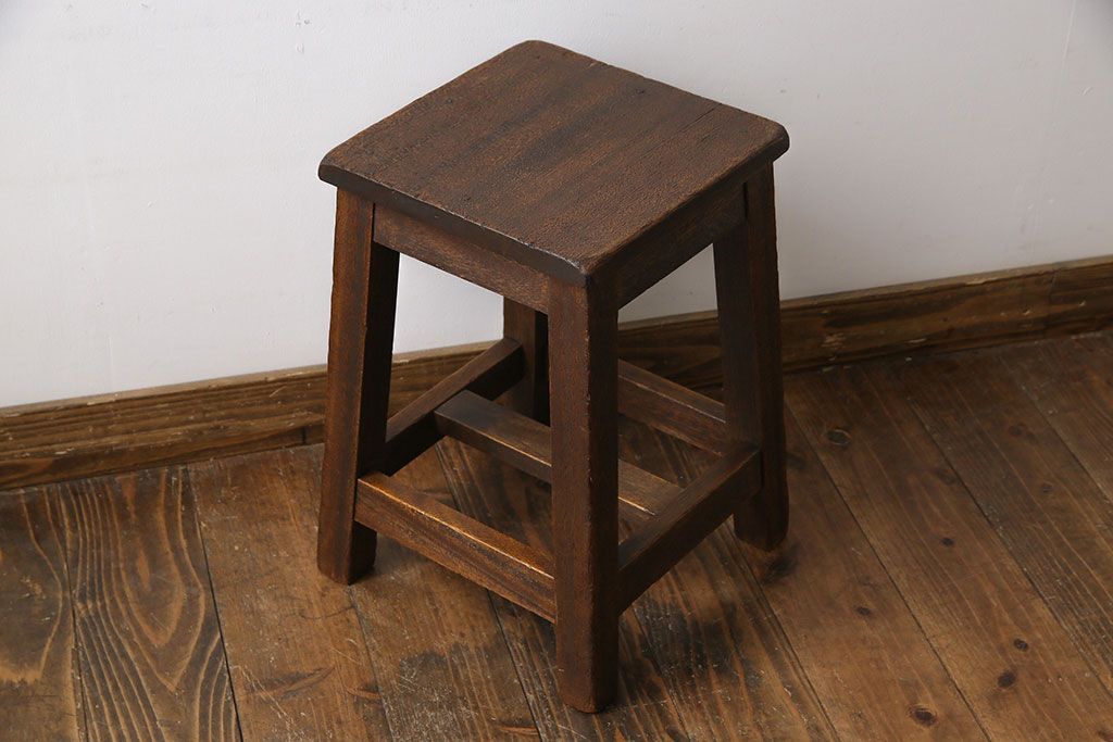 レトロ家具　昭和レトロ　素朴な佇まいの角スツール(チェア、イス、飾り台)