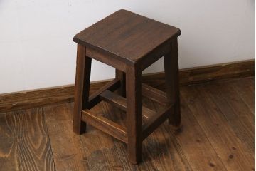 レトロ家具　昭和レトロ　素朴な佇まいの角スツール(チェア、イス、飾り台)