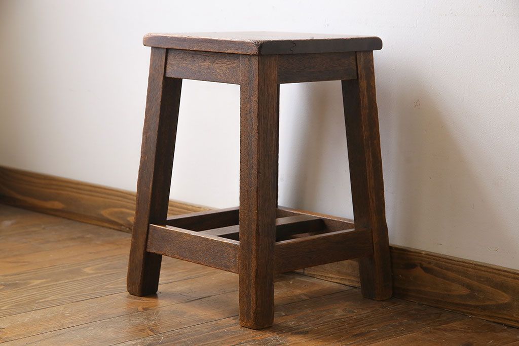 レトロ家具　昭和レトロ　素朴な佇まいの角スツール(チェア、イス、飾り台)
