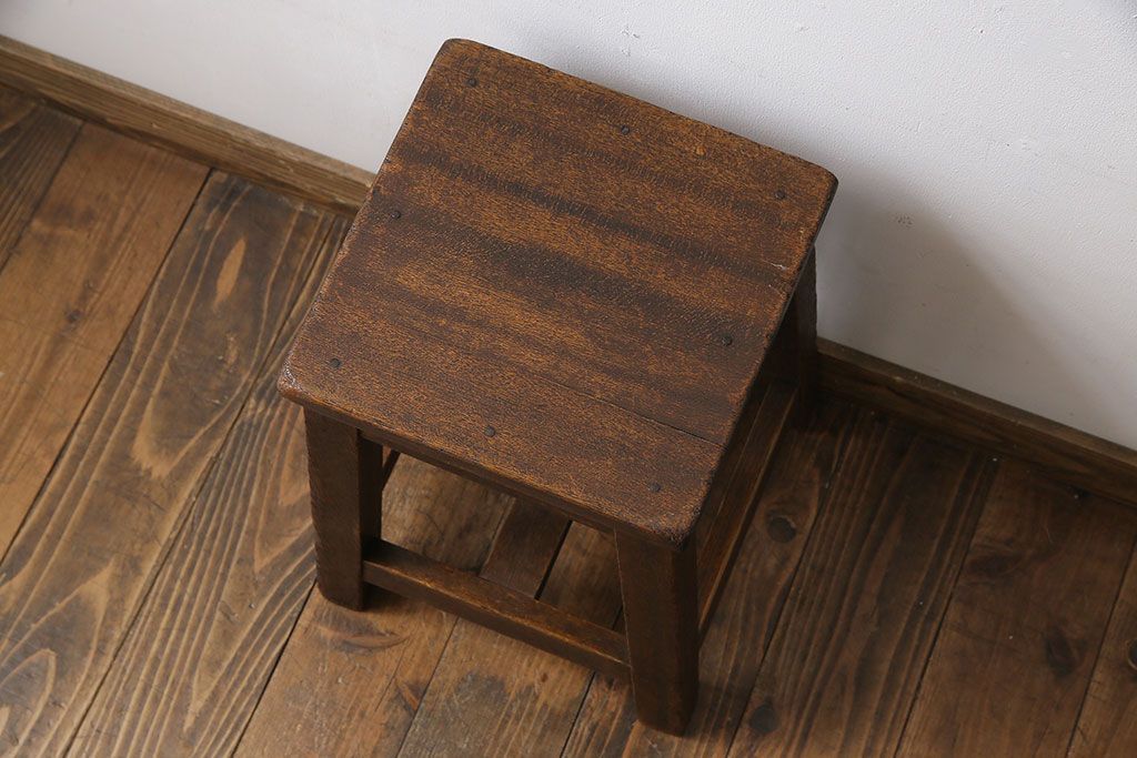 レトロ家具　昭和レトロ　素朴な佇まいの角スツール(チェア、イス、飾り台)