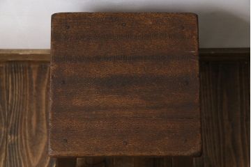 レトロ家具　昭和レトロ　素朴な佇まいの角スツール(チェア、イス、飾り台)