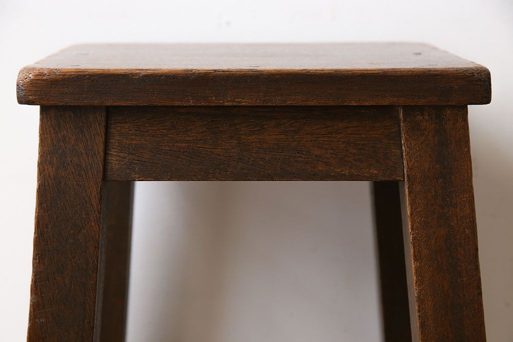 レトロ家具　昭和レトロ　素朴な佇まいの角スツール(チェア、イス、飾り台)