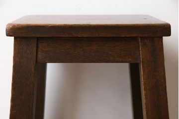 レトロ家具　昭和レトロ　素朴な佇まいの角スツール(チェア、イス、飾り台)
