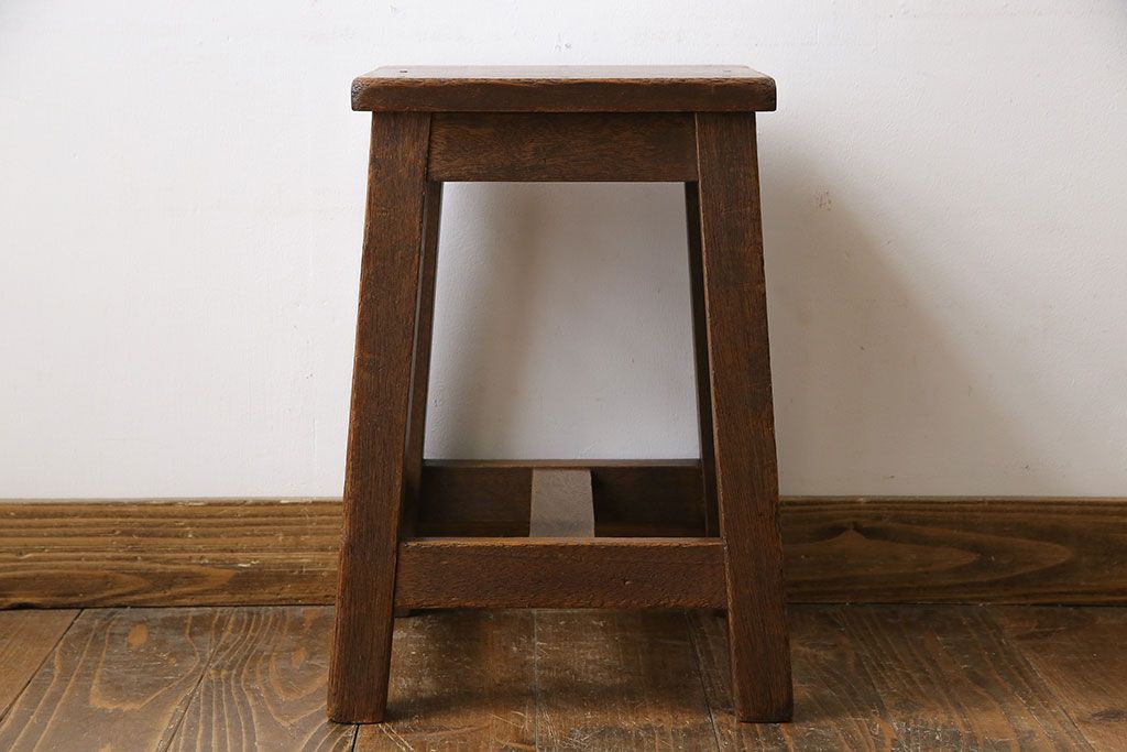 レトロ家具　昭和レトロ　素朴な佇まいの角スツール(チェア、イス、飾り台)