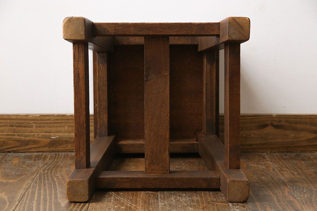レトロ家具　昭和レトロ　素朴な佇まいの角スツール(チェア、イス、飾り台)