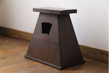 アンティーク雑貨　和製アンティーク　ヒノキ材　古い木が味わい深いシンプルな踏み台(花台)