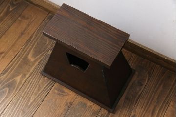 アンティーク雑貨　和製アンティーク　ヒノキ材　古い木が味わい深いシンプルな踏み台(花台)