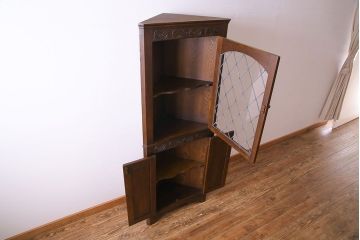 ビンテージ家具　イギリスヴィンテージ　オーク材　ステンドグラスと上品な彫刻がおしゃれなコーナーキャビネット(飾り棚、収納棚)