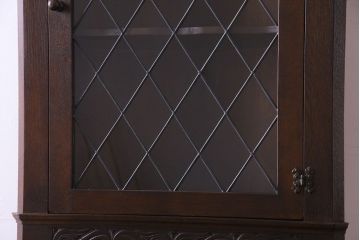 ビンテージ家具　イギリスヴィンテージ　オーク材　ステンドグラスと上品な彫刻がおしゃれなコーナーキャビネット(飾り棚、収納棚)