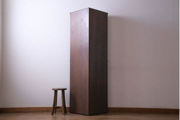 ビンテージ家具　イギリスヴィンテージ　オーク材　ステンドグラスと上品な彫刻がおしゃれなコーナーキャビネット(飾り棚、収納棚)