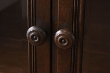 アンティーク家具　イギリス　ERCOL(アーコール)　Old Colonial(オールドコロニアル)　シックなキャビネット(カップボード、ブックケース)