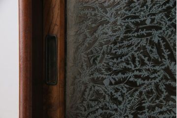 アンティーク家具　大正ロマン　前面ケヤキ材　情緒ある和の雰囲気が漂う小振りな重ね戸棚(収納棚)