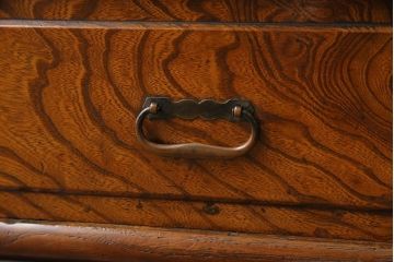 アンティーク家具　大正ロマン　前面ケヤキ材　情緒ある和の雰囲気が漂う小振りな重ね戸棚(収納棚)