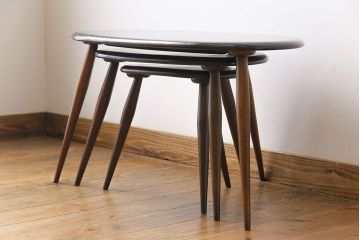 アンティーク雑貨　イギリス ERCOL(アーコール)　丸いシルエットが愛らしいネストテーブル(カフェテーブル、サイドテーブル)