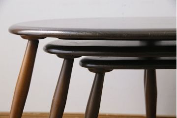 アンティーク雑貨　イギリス ERCOL(アーコール)　丸いシルエットが愛らしいネストテーブル(カフェテーブル、サイドテーブル)