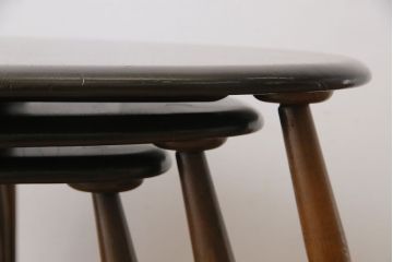 アンティーク雑貨　イギリス ERCOL(アーコール)　丸いシルエットが愛らしいネストテーブル(カフェテーブル、サイドテーブル)