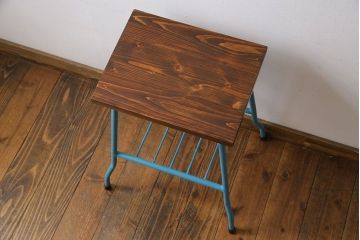 アンティーク雑貨　ペイント家具　ヒノキ材　古い鉄脚をペイントしたリメイクの花台(サイドテーブル)
