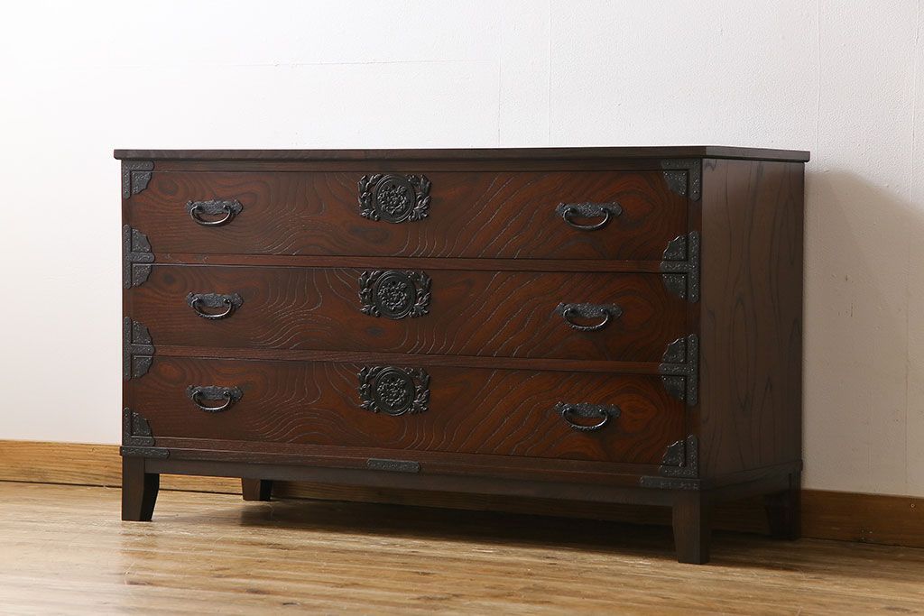 筑後民芸家具　リメイク　重厚な佇まいの脚付き箪笥ローチェスト(衣装箪笥、テレビボード)