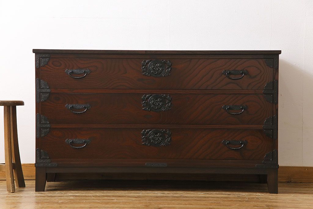 筑後民芸家具　リメイク　重厚な佇まいの脚付き箪笥ローチェスト(衣装箪笥、テレビボード)