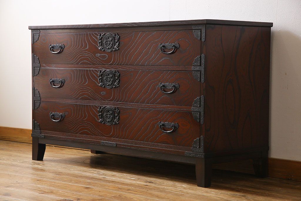 筑後民芸家具　リメイク　重厚な佇まいの脚付き箪笥ローチェスト(衣装箪笥、テレビボード)