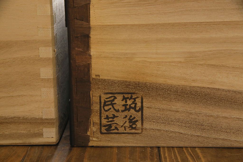 筑後民芸家具　リメイク　重厚な佇まいの脚付き箪笥ローチェスト(衣装箪笥、テレビボード)