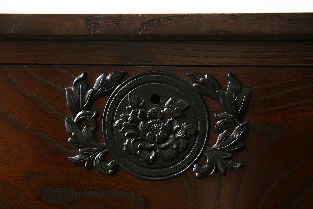 筑後民芸家具　リメイク　重厚な佇まいの脚付き箪笥ローチェスト(衣装箪笥、テレビボード)