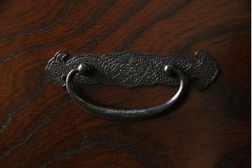 筑後民芸家具　リメイク　重厚な佇まいの脚付き箪笥ローチェスト(衣装箪笥、テレビボード)