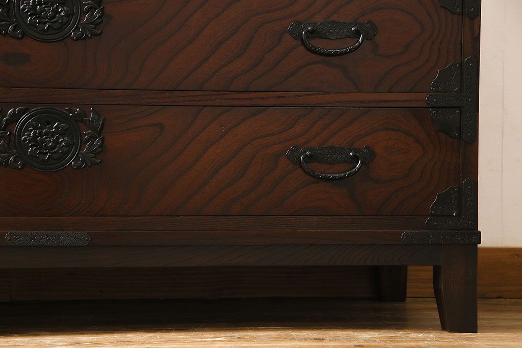 筑後民芸家具　リメイク　重厚な佇まいの脚付き箪笥ローチェスト(衣装箪笥、テレビボード)