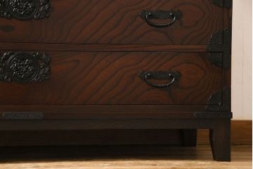 筑後民芸家具　リメイク　重厚な佇まいの脚付き箪笥ローチェスト(衣装箪笥、テレビボード)