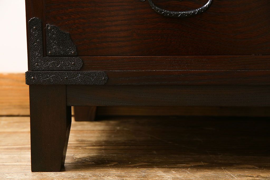 筑後民芸家具　リメイク　重厚な佇まいの脚付き箪笥ローチェスト(衣装箪笥、テレビボード)