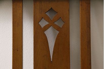 【S様ご成約分】レトロモダン　ナラ材　透かし彫りがおしゃれなベンチソファ(3人掛けソファ)