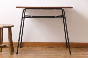 リメイク　ヒノキ無垢材　古い鉄脚を合わせた小振りのテーブル(サイドテーブル、作業台、カフェテーブル)