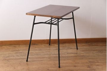 リメイク　ヒノキ無垢材　古い鉄脚を合わせた小振りのテーブル(サイドテーブル、作業台、カフェテーブル)